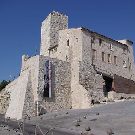 Grand Studio Azur Avec Terrasse - Vieil Antibes Luaran gambar
